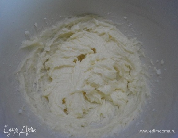 Разогрейте духовку до 175ºC, смажьте маслом прямоугольную форму для выпечки. Просейте муку, разрыхлитель и соль в миску и отложите в сторону. Взбейте миксером мягкое масло с сахаром и ванильным сахаром в пышную массу.