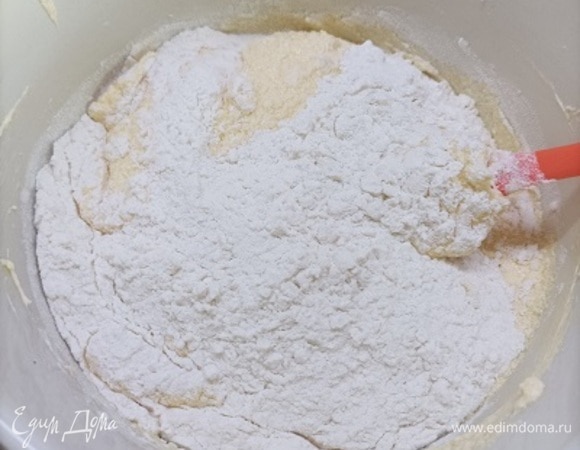 Продолжая взбивать, добавьте одно яйцо и хорошо перемешайте, затем добавьте около 2 столовых ложек муки и перемешайте до однородной массы. Продолжайте добавлять остальные яйца и муку по паре ложек.