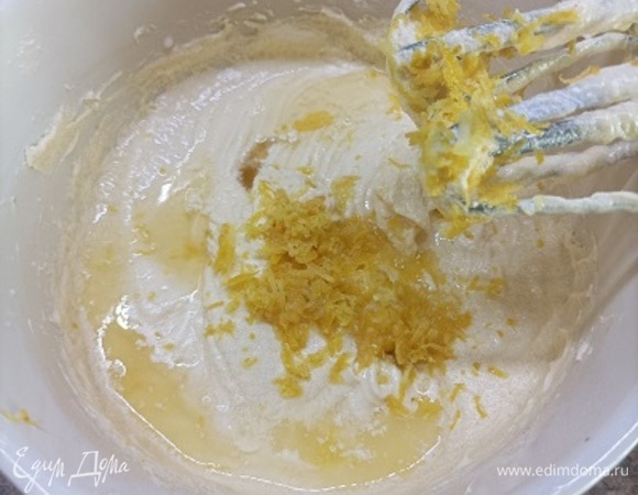 Затем добавьте лимонный сок и цедру лимона, оставшуюся муку и хорошо перемешайте ложкой или лопаткой. Выложите тесто для кекса в подготовленную форму и поставьте в разогретую духовку на 15 минут. Затем уменьшите температуру до 150ºC и продолжайте выпекать еще 40–45 минут. Дайте остыть в течение 15 минут, затем выньте из формы. Переложите на решетку до полного остывания.