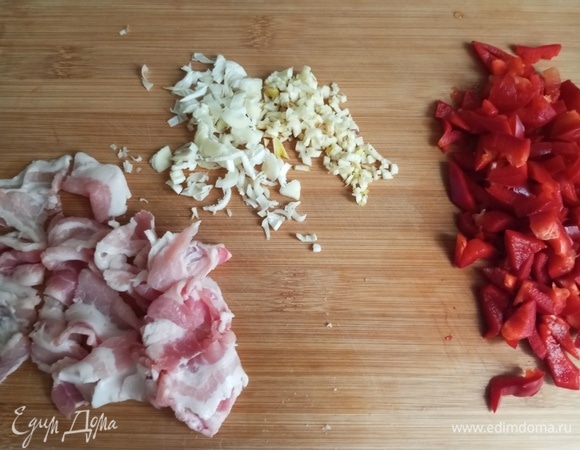 Подготовить и нарезать все ингредиенты.
