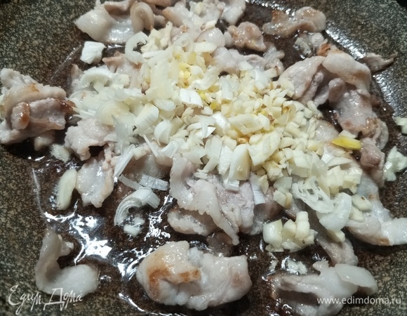 Бекон обжарить на сковороде, добавить лук и чеснок. Жарить, помешивая, в течение 1 минуты. Посолить.