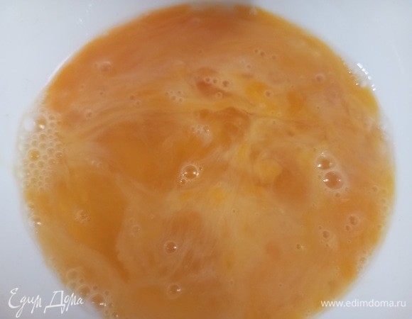 В отдельную посуду разбить яйца, слегка взболтать вилкой.