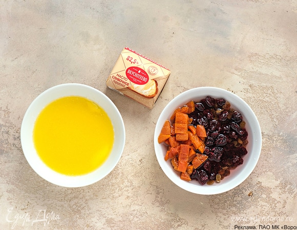 Замочите сухофрукты в горячей воде на 30 минут. Сливочное масло растопите. Духовку разогрейте до 170°C.