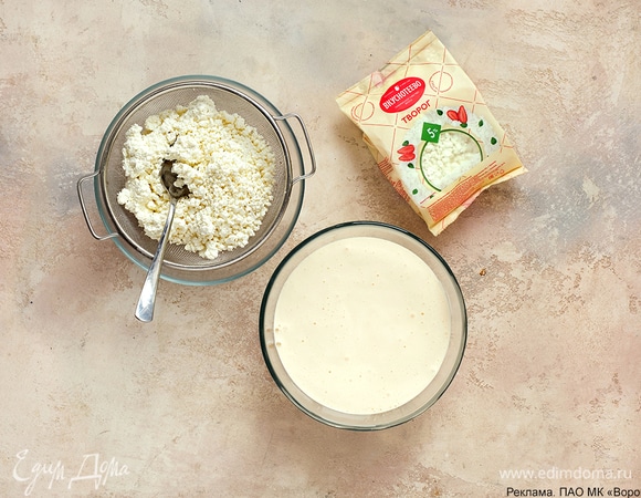 Яйца взбейте с сахаром и солью до пышной светлой массы. Творог пробейте блендером или протрите через сито.