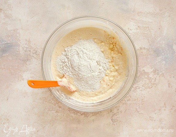 Просейте в тесто муку и разрыхлитель, хорошо перемешайте лопаткой. Тесто должно получиться достаточно густым.