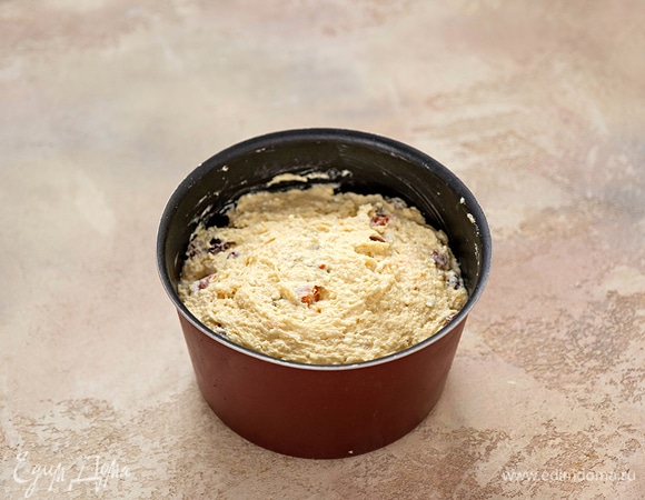 Переложите тесто в форму, заполняя ее на 2/3 объема. Выпекайте кулич 40–60 минут, проверяйте готовность деревянной шпажкой.