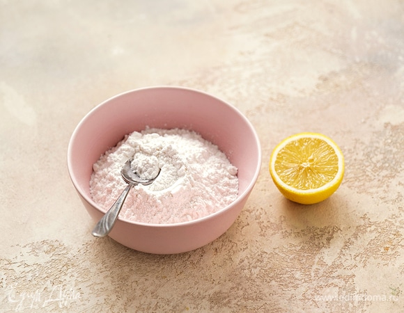 Достаньте кулич из духовки и дайте ему остыть. Приготовьте глазурь: к сахарной пудре постепенно добавляйте сок лимона, тщательно перемешивая до густой однородной массы. Полейте кулич глазурью и украсьте сухофруктами.