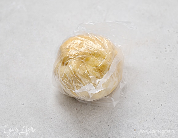 Заверните тесто в пищевую пленку и положите в холодильник на 30 минут.