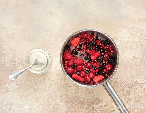 Выложите в сотейник ягоды и половину сахара. Доведите смесь до кипения и снимите с огня.