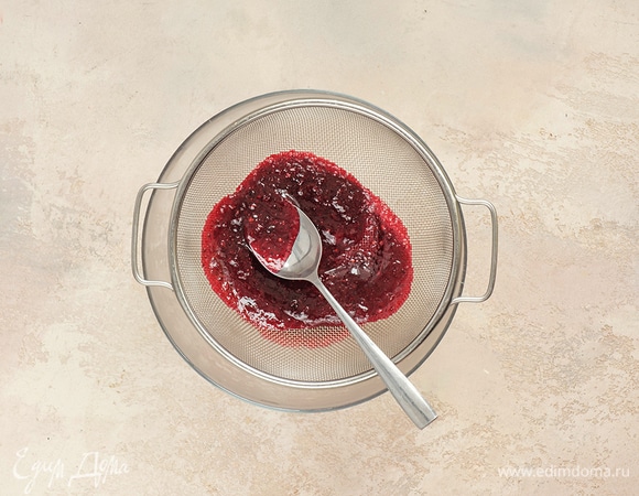 Ягоды пробейте блендером и пропустите через сито.