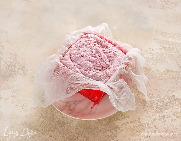 К творогу добавьте ягодное пюре, хорошо перемешайте и выложите творожную массу в подготовленную форму для пасхи, плотно утрамбовывая. Накройте марлей и поставьте сверху груз.