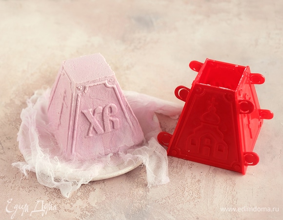 Поместите пасху в холодильник на 8–10 ч. Спустя время достаньте и аккуратно извлеките из формы.