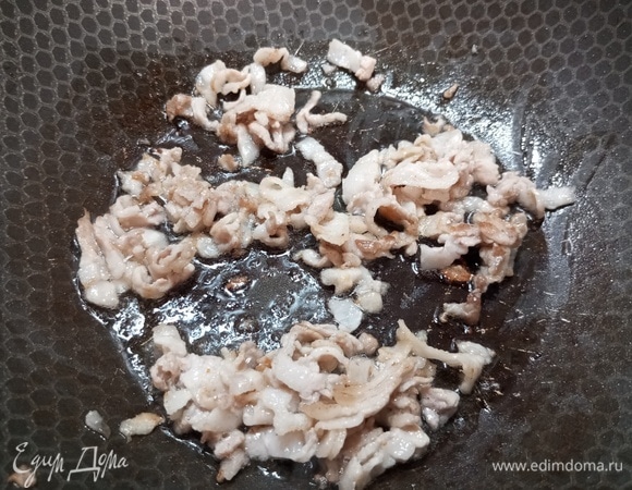 Бекон мелко нарезать, обжарить.