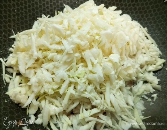 Добавить нашинкованную капусту, посолить. Тушить под крышкой, помешивая, до готовности.