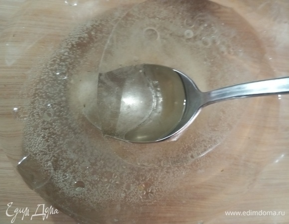 В рассол добавить сахар, соль, растительное масло. Если рассол сильно соленый, можно разбавить водой.