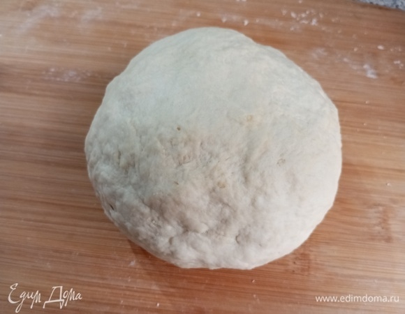 Замесить тесто. Накрыть и оставить на 30 минут.