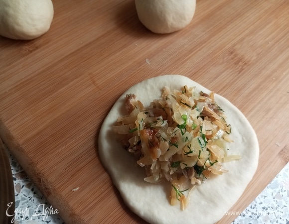 Раскатать, на середину выложить начинку.