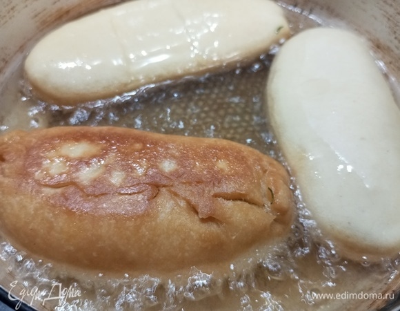 Жарить в кипящем растительном масле с двух сторон.