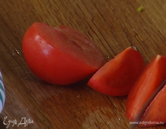 Помидоры нарезать дольками.