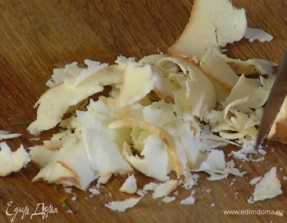 Сыр нарезать тонкими хлопьями.
