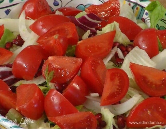 В глубокую миску выложить салатные листья, фенхель с зеленью, зерна граната и помидоры, все перемешать.