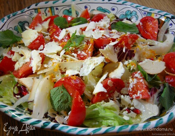 Посыпать салат цедрой и сыром, полить оливковым маслом и апельсиновым соком, посолить, поперчить и украсить листьями мяты.