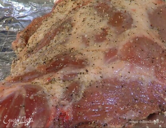 Мясо выложить на выстеленный фольгой противень, посолить, поперчить, полить 2 ст. ложками оливкового масла и отправить в разогретую духовку, понизить температуру до 150°С и запекать 2 часа.
