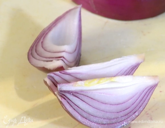Красный лук почистить и нарезать дольками.
