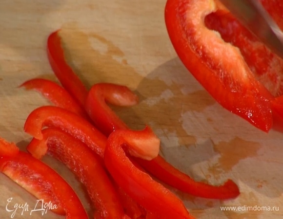 Сладкий перец, удалив плодоножку с семенами, нарезать полосками.