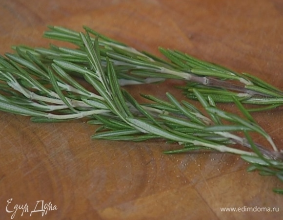 Веточки розмарина разрезать на 2–3 части.