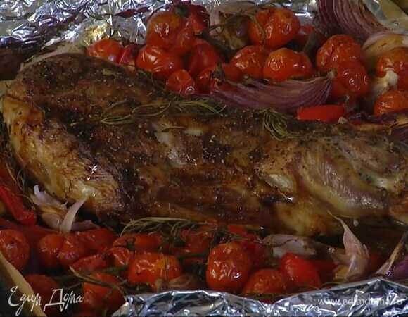 Прикрыть мясо фольгой, оставив овощи открытыми, и запекать еще полтора-два часа, затем фольгу и веточки розмарина удалить.