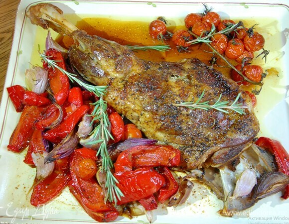 Переложить запеченную ногу вместе с овощами и выделившимся соком на керамическую тарелку и украсить оставшимся свежим розмарином.