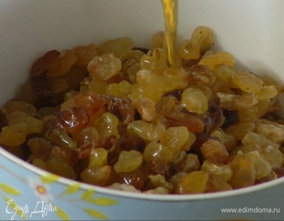 Изюм замочить в кипятке на 5 минут, затем промыть водой, залить ромом и дать постоять 20 минут.