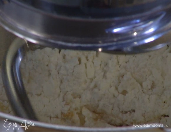 Муку просеять в чашу комбайна, добавить обычный и ванильный сахар, дрожжи, яйца и желток, все посолить и перемешать на маленькой скорости крюком для теста.