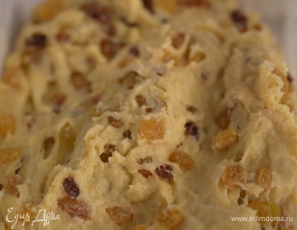 Молоко подогреть до 40°С, влить в чашу комбайна и вымешивать тесто, добавляя небольшими порциями 150 г размягченного сливочного масла, затем всыпать изюм и еще немного вымешать (тесто в целом вымешивается около 15 минут).