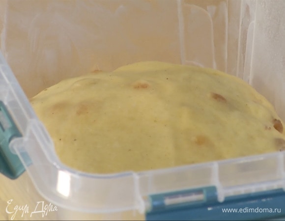 Форму для расстойки смазать оставшимся сливочным маслом, выложить тесто, накрыть крышкой и отправить в разогретую до 50°С духовку на час, затем обмять и вернуть в духовку еще на час.