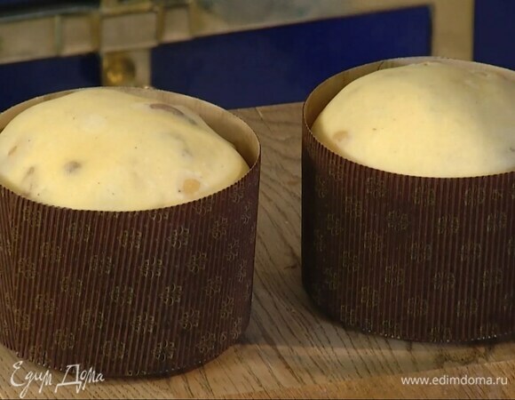 Поместить в духовку емкость, наполненную горячей водой, тесто еще раз обмять, разложить в две большие формы и держать в духовке час-полтора.