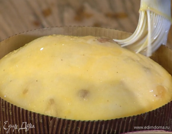 Оставшийся яичный желток перемешать с молоком и щепоткой соли и смазать подошедшие куличи.