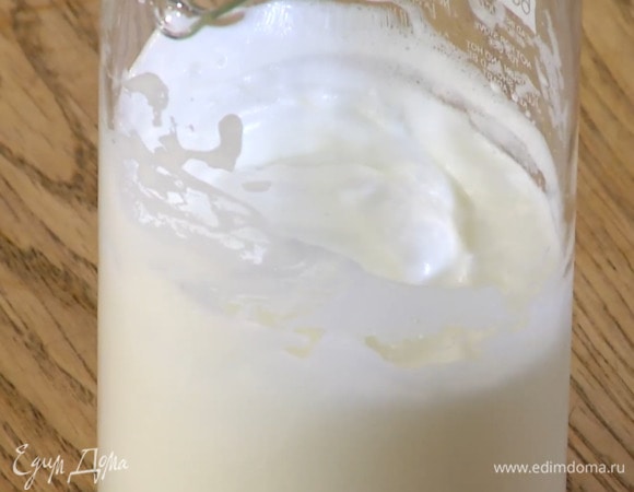 Охлажденные яичные белки взбить блендером с насадкой-венчиком, добавить соль и еще немного взбить, затем по столовой ложке всыпать сахарную пудру, каждый раз взбивая. Из половинки апельсина выжать 2 ст. ложки сока, влить в белки и все взбить (в общей сложности около 10 минут).