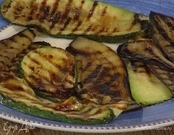 Цукини и баклажан нарезать вдоль тонкими полосками и слегка полить с двух сторон оливковым маслом, затем выложить на разогретую сковороду-гриль и обжаривать до появления румяных полосок.