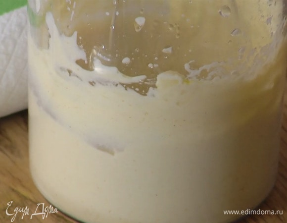 Приготовить майонез: чеснок почистить, мелко порубить и выложить в чашу блендера, добавить горчицу и тофу, посолить, влить уксус и 120 мл оливкового масла, все взбить, затем влить оливковое масло Extra Virgin и еще раз все взбить.