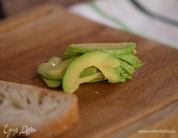 Авокадо почистить, нарезать ломтиками и полить выжатым из половинки лимона соком.