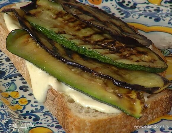 Поджаренный хлеб смазать майонезом, разложить ломтики цукини и баклажана.