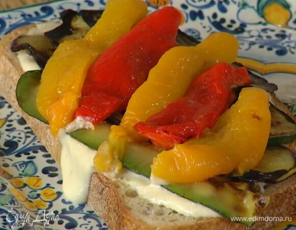 На один кусок хлеба добавить сладкий перец и посолить, на другой выложить авокадо, посолить и полить оливковым маслом, затем сложить оба куска вместе начинкой внутрь.