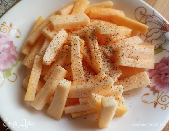 Кабачок почистить, нарезать брусочками, посолить, посыпать перцем, перемешать.