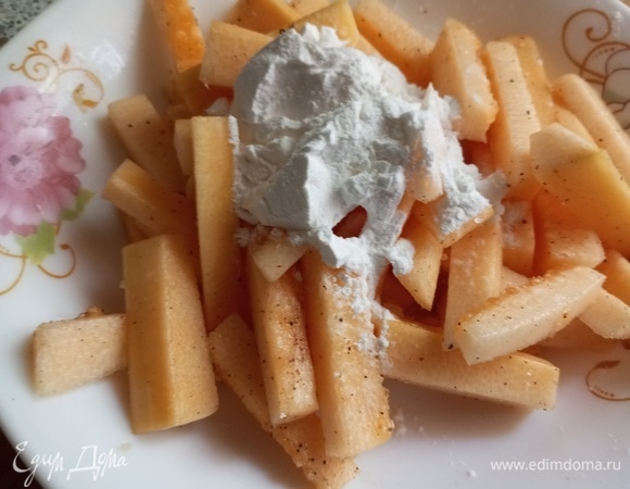 Обвалять в крахмале.