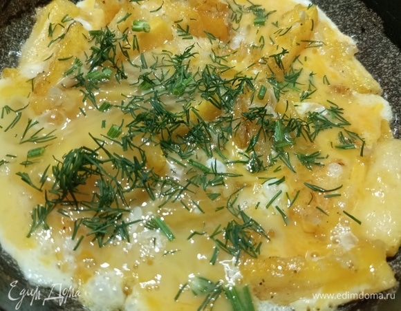 Залить взбитыми яйцами, посолить, посыпать частью укропа.
