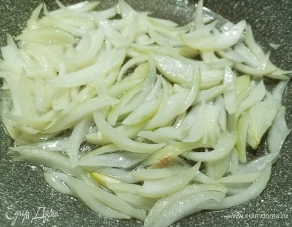 Лук нарезать, обжарить на растительном масле в течение 2–3 минут.
