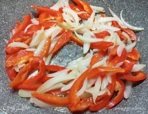Добавить болгарский перец. Жарить 4–5 минут.