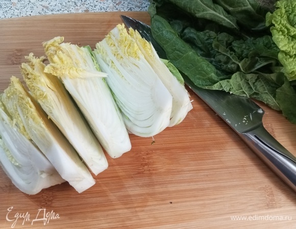 Плотную часть пекинской капусты нарезать на несколько частей.